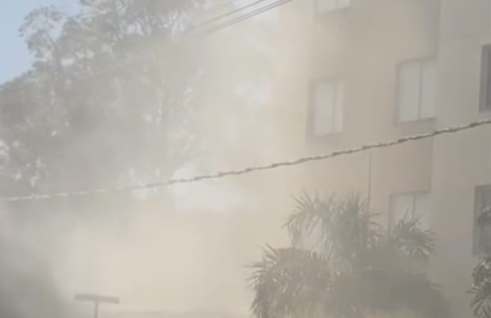  Incêndio toma conta de comércio em condomínio no Nova Monte Serrat